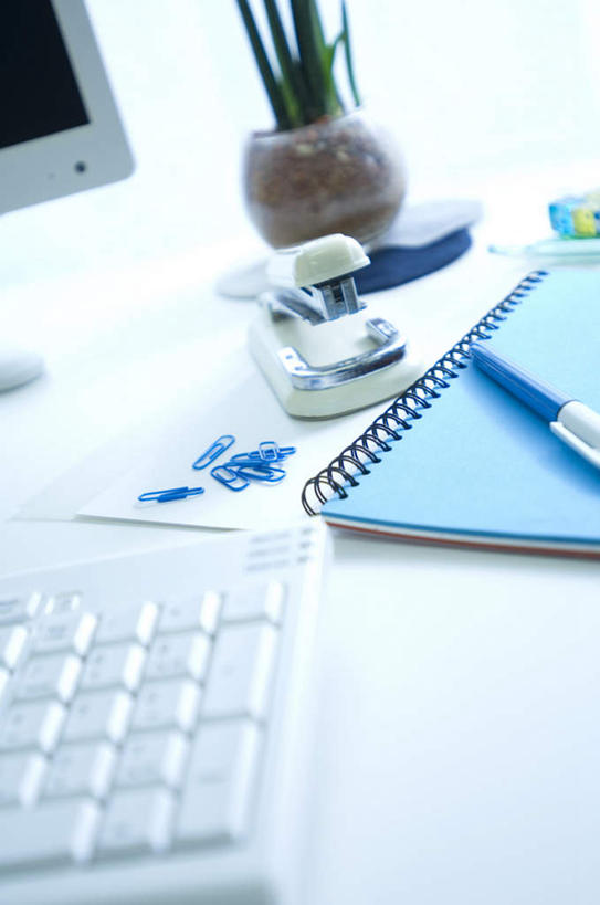 无人,竖图,俯视,室内,特写,白天,电脑,笔记本电脑,植物,桌子,一本,连接,组合,网络,笔,盆栽,办公桌,办公用品,订书机,记事本,盆景,通讯设备,文具,一个,蓝色,绿色,自然,本子,笔记本,学习用品,生长,单个,成长,链接,文具用品,一支,无线,装订,拼接,杠杆,拼凑,通信设备,无线网络,无线上网,便携式电脑,订书器,拼合,凑集,聚合,撮合,链结,缝合,手提电脑,彩图,高角度拍摄