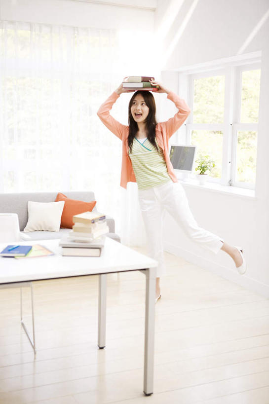 东方人,头发,一个人,客厅,站,举,笑,摸,微笑,露齿笑,竖图,室内,白天,正面,电脑,笔记本电脑,餐桌,窗户,靠垫,沙发,桌子,亚洲,仅一个年轻女性,仅一个女性,仅一个人,抚摸,阴影,服装,光线,网络,影子,办公桌,墙,靠枕,抬腿,注视,休闲装,黄种人,通讯设备,玻璃窗,墙壁,墙面,衣服,粉色,黑色,阳光,垫子,枕头,观察,看,托,站着,休闲,休闲服,服饰,餐台,观看,察看,无线,起居室,关注,通信设备,无线网络,布艺沙发,无线上网,便携式电脑,手提电脑,年轻女性,女人,女性,亚洲人,长发,触摸,接触,举起,举手,举着,向上举,向上伸,向上托,站立,彩图,全身