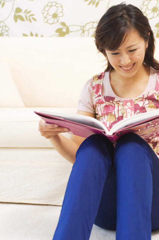 东方人,头发,一个人,客厅,坐,捧,笑,微笑,露齿笑,竖图,室内,白天,正面,阅读,靠垫,沙发,报纸,书籍,亚洲,仅一个年轻女性,仅一个女性,仅一个人,一本,握,学习,花纹,服装,裤子,纹路,图案,墙,靠枕,拿,拿着,注视,牛仔裤,休闲装,黄种人,墙壁,墙面,衣服,粉色,蓝色,白色,黑色,垫子,枕头,低头,观察,看,休闲,休闲服,浏览,握着,服饰,观看,察看,起居室,关注,布艺沙发,年轻女性,女人,女性,亚洲人,长发,书,图书,端,端着,捧着,手捧,坐着,半身,彩图