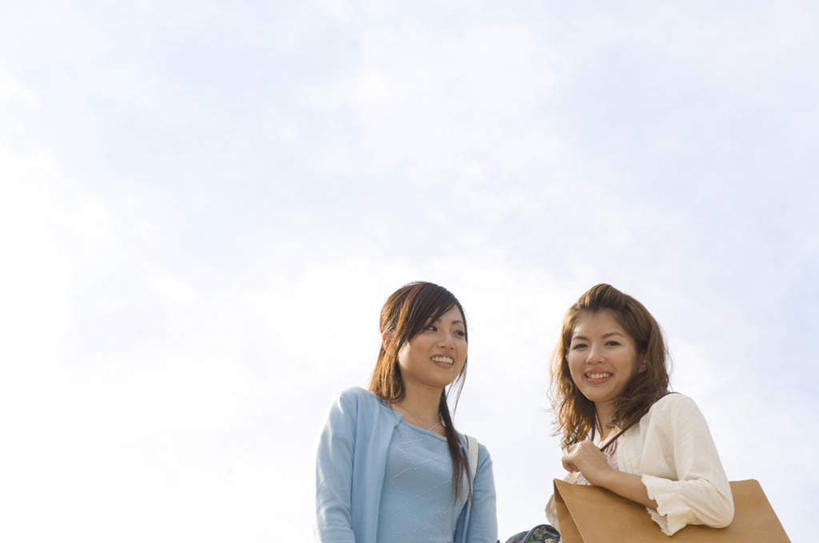 东方人,背,头发,两个人,伙伴,朋友,站,笑,摸,微笑,露齿笑,横图,室外,白天,仰视,旅游,度假,友谊,亚洲,抚摸,阴影,服装,光线,包,皮包,影子,云,云朵,云彩,扭头,注视,休闲装,黄种人,娱乐,一个,衣服,蓝色,白色,黑色,白云,蓝天,天空,阳光,天,背着,观察,看,站着,转头,享受,休闲,休闲服,放松,服饰,单个,观看,单肩包,察看,关注,友情,年轻女性,女人,女性,亚洲人,长发,触摸,接触,站立,半身,彩图,低角度拍摄