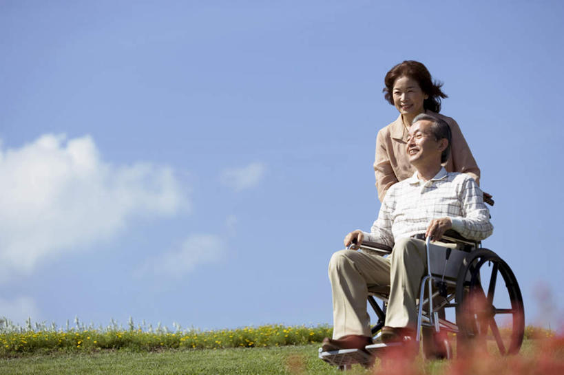 东方人,头发,两个人,家庭,夫妻,站,坐,走,笑,摸,微笑,露齿笑,横图,室外,白天,正面,爱情,旅游,度假,草地,草坪,植物,亚洲,撑,抚摸,阴影,服装,光线,工具,影子,云,云朵,浪漫,云彩,注视,休闲装,黄种人,娱乐,草,一个,衣服,蓝色,绿色,白色,黑色,白云,蓝天,天空,阳光,轮椅,天,复健,观察,看,靠,靠着,倚靠,站着,享受,休闲,康复,温暖,温馨,一家人,休闲服,器械,恩爱,放松,恋人,服饰,单个,观看,和睦,察看,医疗设备,撑着,倚着,关注,医疗器械,医疗工具,辅助设备,老年男性,老年女性,男人,男性,女人,女性,亚洲人,长发,夫妇,情侣,步行,触摸,接触,散步,站立,走路,坐着,彩图,全身,伴侣,融洽