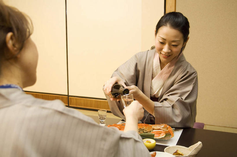 东方人,背部,头发,两个人,伙伴,朋友,客厅,坐,捧,笑,微笑,露齿笑,横图,室内,白天,正面,民族服装,旅游,度假,烹饪,友谊,地板,杯子,餐具,亚洲,握,和服,碟子,壶,盘,墙,日本料理,茶道,料理,食品,地面,拿,拿着,注视,黄种人,文化,娱乐,菜肴,美食,木地板,墙壁,墙面,水壶,食物,黑色,灰色,盘子,茶壶,水杯,碟,碗,日式料理,低头,观察,看,享受,休闲,日式,放松,握着,服饰,佳肴,观看,茶艺,环境,察看,起居室,关注,东亚文化,吴服,唐草,唐花,唐锦,礼法,修行,友情,年轻女性,女人,女性,亚洲人,茶杯,端,端着,捧着,手捧,坐着,半身,彩图,传统服装,民俗服,茶文化