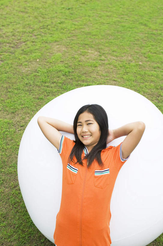 东方人,头发,一个人,躺,举,笑,摸,微笑,露齿笑,竖图,俯视,室外,白天,旅游,度假,游戏,草地,草坪,植物,玩具,亚洲,仅一个年轻女性,仅一个女性,仅一个人,抚摸,阴影,服装,光线,影子,玩,注视,休闲装,黄种人,娱乐,球,草,一个,衣服,绿色,白色,黑色,阳光,观察,看,托,享受,休闲,球体,休闲服,橙色,放松,益智,服饰,单个,观看,活动,察看,双手抱头,发泄,关注,消遣,智力,宣泄,卧着,年轻女性,女人,女性,亚洲人,长发,触摸,接触,举起,举手,举着,抬头,躺着,玩耍,卧,嬉戏,向上举,向上伸,向上托,仰头,半身,彩图,高角度拍摄