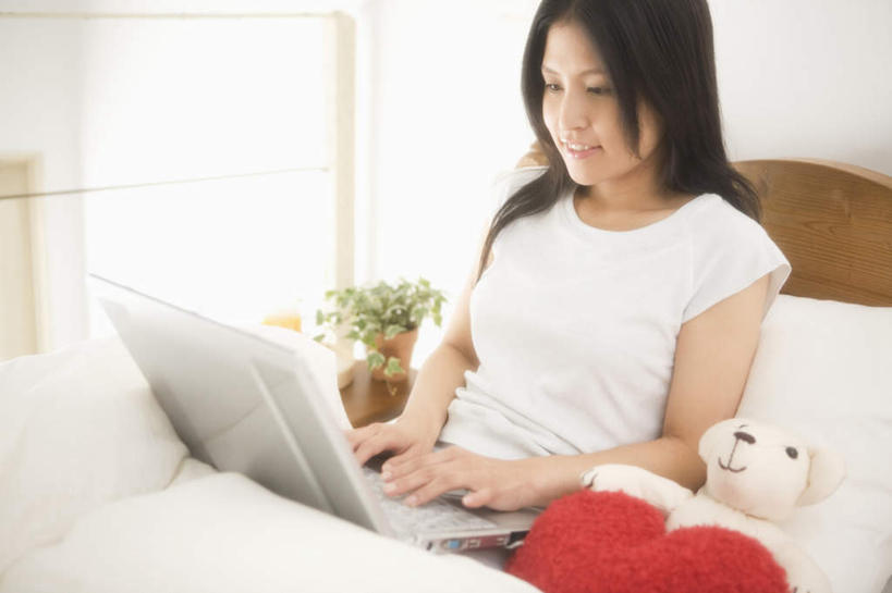 东方人,头发,一个人,躺,笑,摸,微笑,露齿笑,横图,室内,白天,正面,爱情,电脑,笔记本电脑,植物,床,靠垫,卧室,亚洲,仅一个年轻女性,仅一个女性,仅一个人,抚摸,敲打,服装,爱心,网络,盆栽,床单,靠枕,盆景,浪漫,注视,休闲装,黄种人,输入,通讯设备,被子,一个,衣服,红色,绿色,白色,黑色,自然,垫子,枕头,打字,观察,看,休闲,温暖,温馨,心形,休闲服,恩爱,服饰,单人床,生长,单个,成长,观看,点击,敲击,和睦,察看,无线,被单,关注,通信设备,无线网络,无线上网,便携式电脑,卧着,按键,手提电脑,年轻女性,女人,女性,亚洲人,心型,长发,触摸,接触,躺着,卧,半身,彩图,睡房,卧房,融洽