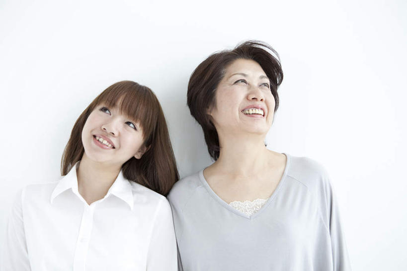 东方人,头发,两个人,家庭,母亲,女儿,站,笑,微笑,露齿笑,横图,室内,白天,白色背景,正面,亚洲,阴影,服装,光线,影子,墙,扭头,注视,休闲装,黄种人,墙壁,墙面,衣服,蓝色,白色,黑色,阳光,观察,看,靠,靠着,倚靠,站着,转头,休闲,温暖,温馨,母女,一家人,休闲服,母爱,摄影,服饰,影棚,观看,和睦,察看,倚着,关注,年轻女性,女人,女性,中年女性,亚洲人,长发,抬头,仰头,站立,半身,彩图,影棚拍摄,拍摄,融洽