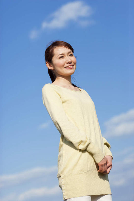 东方人,头发,一个人,站,摸,竖图,室外,白天,仰视,旅游,度假,美景,亚洲,仅一个年轻女性,仅一个女性,仅一个人,抚摸,阴影,服装,光线,影子,景观,云,云朵,云彩,扭头,注视,休闲装,黄种人,娱乐,衣服,蓝色,白色,黑色,白云,蓝天,天空,阳光,自然,天,观察,看,站着,转头,享受,休闲,休闲服,景色,放松,服饰,观看,察看,关注,自然风光,年轻女性,女人,女性,亚洲人,长发,触摸,接触,站立,半身,彩图,低角度拍摄