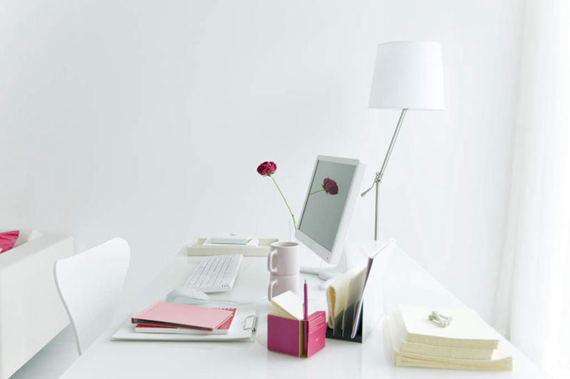 无人,横图,室内,白天,正面,电脑,笔记本电脑,窗户,床,台灯,卧室,桌子,杯子,书籍,椅子,照明,阴影,光线,网络,笔,材料,瓷砖,档案,地砖,文件,影子,办公桌,灯光,办公用品,床单,地面,通讯设备,被子,玻璃窗,灯,文具,两个,阳光,水杯,学习用品,资料,灯具,单人床,文具用品,照亮,无线,被单,照明设备,文档,通信设备,无线网络,无线上网,便携式电脑,手提电脑,茶杯,书,图书,彩图,睡房,卧房