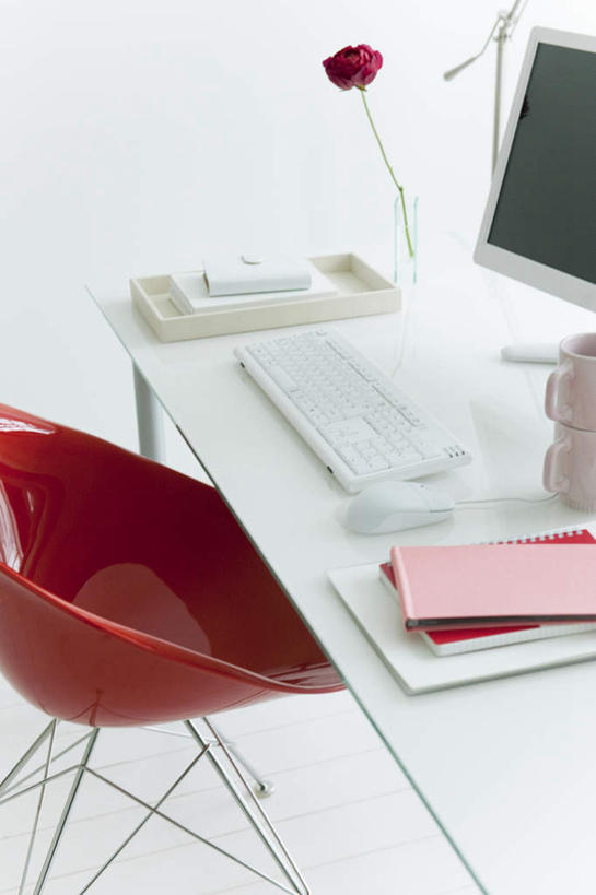 无人,办公室,竖图,俯视,室内,白天,爱情,幸福,纯洁,热情,电脑,笔记本电脑,桌子,玫瑰,杯子,书籍,一堆,堆叠,堆积,网络,材料,档案,文件,办公桌,墙,玫瑰花,浪漫,通讯设备,墙壁,墙面,两个,一朵,一个,红色,水杯,资料,温暖,温馨,恩爱,单个,堆,一台,和睦,无线,文档,通信设备,无线网络,感动,无线上网,便携式电脑,尊敬,天真,刺玫花,徘徊花,手提电脑,茶杯,书,图书,彩图,高角度拍摄,融洽