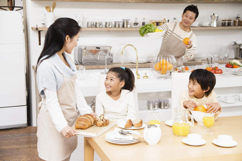 点心,面包,东方人,儿童,头发,四个人,家庭,夫妻,母亲,父亲,女儿,儿子,站,坐,举,笑,摸,微笑,露齿笑,横图,室内,白天,正面,爱情,纯洁,厨房,柜子,柑橘,辣椒,蔬菜,西红柿,杯子,餐具,水果,亚洲,一排,许多,抚摸,切开,握,服装,新鲜,整齐,碟子,盘,墙,生食,食品,面点,果实,浪漫,拿,拿着,扭头,注视,休闲装,黄种人,墙壁,墙面,食物,糕点,排列,小孩,衣服,黄色,白色,黑色,盘子,水杯,橱柜,碟,碗,观察,看,切,托,站着,转头,休闲,温暖,温馨,父女,母子,一家人,休闲服,恩爱,父爱,可爱,母爱,童年,童趣,握着,恋人,服饰,有机食品,绿色食品,观看,和睦,察看,队列,关注,剖面,彩椒,童真,烂漫,无邪,切面,辣角,红海椒,大椒,辣虎,广椒,天真,男孩,男人,男性,年轻男性,年轻女性,女孩,女人,女性,亚洲人,孩子,夫妇,情侣,茶杯,进餐用具,烹调用具,橘子,桔子,橙子,橙,甜椒,柿子椒,辣子,海椒,番茄,番椒,灯笼椒,触摸,接触,举起,举手,举着,向上举,向上伸,向上托,站立,坐着,半身,彩图,灶间,伴侣,融洽,男生,女生