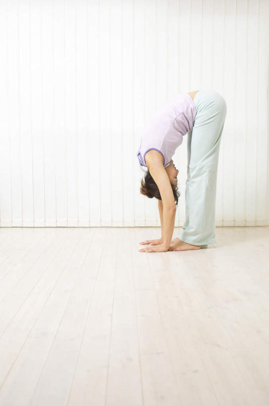 东方人,头发,一个人,站,摸,竖图,室内,白天,侧面,锻炼,瑜伽,运动,地板,亚洲,仅一个年轻女性,仅一个女性,仅一个人,抚摸,伸展,弯腰,阴影,服装,光线,影子,墙,地面,休闲装,黄种人,木地板,墙壁,墙面,衣服,粉色,黑色,阳光,低头,站着,休闲,休闲服,养生,服饰,弯身,体育,年轻女性,女人,女性,亚洲人,触摸,接触,站立,彩图,全身,健身