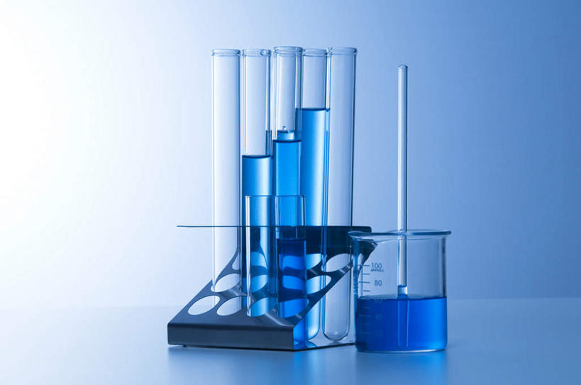 无人,横图,室内,特写,白天,正面,实验,仪器,桌面,杯子,一排,许多,阴影,研究,整齐,透明,分析,光线,化学,测试,烧杯,试管,试管架,液体,影子,架子,玻璃制品,排列,蓝色,阳光,玻璃瓶,瓶子,器皿,队列,计量,玻璃仪器,试验耗材,实验用品,玻璃杯,彩图