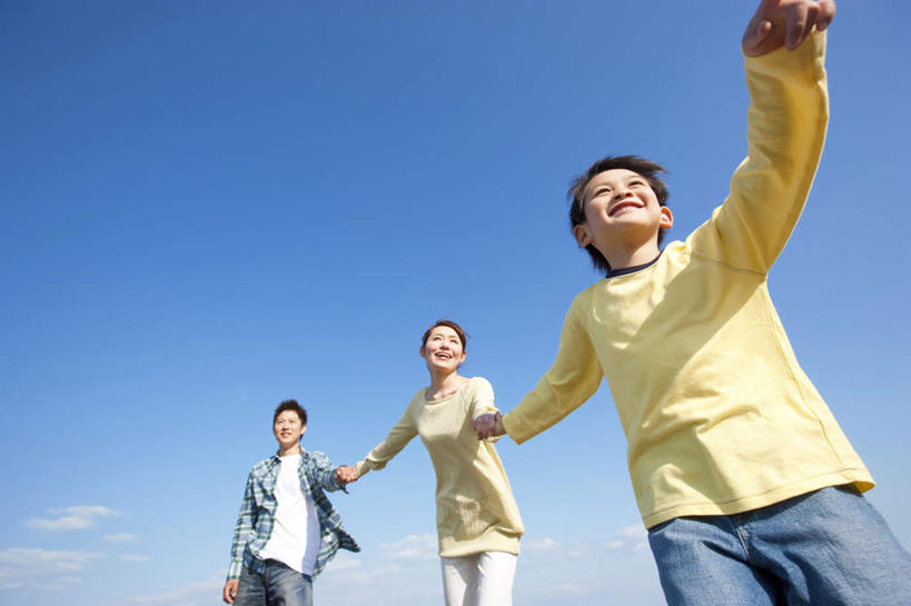 东方人,儿童,头发,三个人,家庭,夫妻,母亲,父亲,儿子,站,举,伸展双臂,握手,笑,摸,微笑,露齿笑,横图,室外,白天,仰视,爱情,旅游,度假,纯洁,亚洲,一排,抚摸,阴影,服装,整齐,光线,影子,云,云朵,浪漫,云彩,注视,休闲装,黄种人,娱乐,排列,小孩,衣服,黄色,蓝色,黑色,白云,蓝天,天空,阳光,天,观察,看,托,站着,享受,休闲,温暖,温馨,父子,母子,三口之家,一家人,休闲服,恩爱,放松,父爱,可爱,母爱,童年,童趣,恋人,服饰,观看,和睦,察看,队列,关注,童真,烂漫,无邪,天真,男孩,男人,男性,年轻男性,年轻女性,女人,女性,亚洲人,孩子,年轻人,夫妇,情侣,敞开双臂,触摸,接触,举起,举手,举着,拉手,伸开双臂,手拉手,手握手,向上举,向上伸,向上托,展开双肩,站立,张开手臂,张开双臂,半身,彩图,低角度拍摄,伴侣,融洽,男生