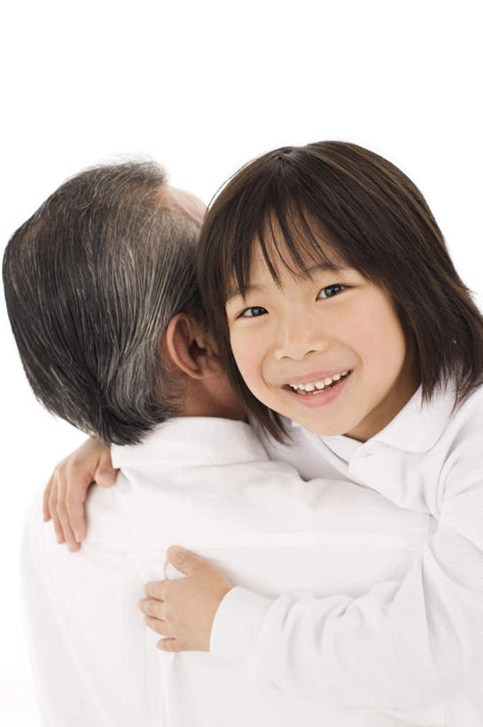 东方人,儿童,脸,头,脸颊,背部,头发,两个人,家庭,祖父,站,抱,笑,摸,微笑,露齿笑,竖图,室内,白天,白色背景,正面,亚洲,抚摸,服装,扭头,注视,休闲装,黄种人,小孩,衣服,黑色,观察,看,站着,转头,休闲,温暖,温馨,一家人,休闲服,摄影,服饰,影棚,爷爷,抱着,观看,祖孙,和睦,察看,搂着,关注,外公,外祖父,外孙,外孙子,老年男性,男孩,男人,男性,亚洲人,孩子,头部,长发,脸部,脸蛋,面部,孙子,触摸,怀抱,接触,搂,搂抱,相抱,拥抱,站立,半身,彩图,影棚拍摄,拍摄,融洽,男生