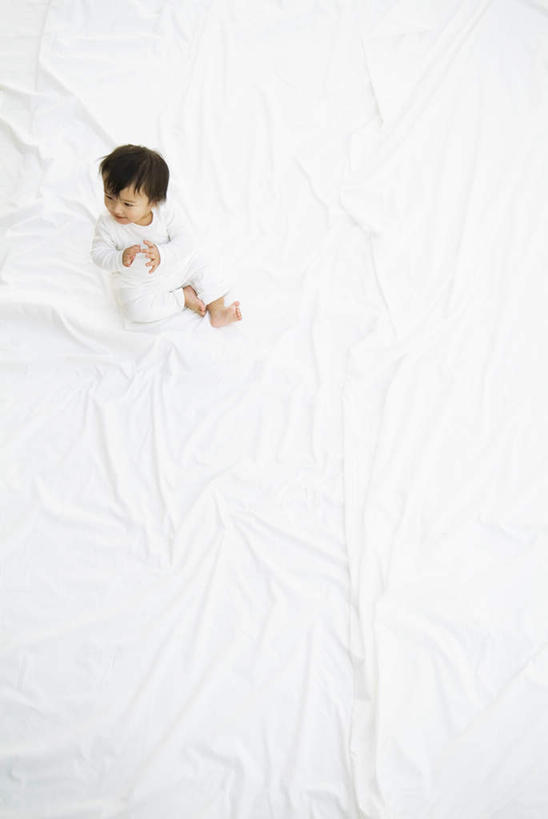 东方人,婴儿,儿童,头发,一个人,躺,笑,微笑,露齿笑,竖图,俯视,室内,白天,婴儿服装,纯洁,床,卧室,亚洲,仅一个人,床单,注视,黄种人,被子,小孩,白色,观察,看,可爱,单人床,活泼,观看,察看,被单,关注,宝宝,纯真,烂漫,无邪,卧着,伶俐,天真,亚洲人,孩子,躺着,卧,彩图,高角度拍摄,全身,婴儿服,睡房,卧房,襁褓