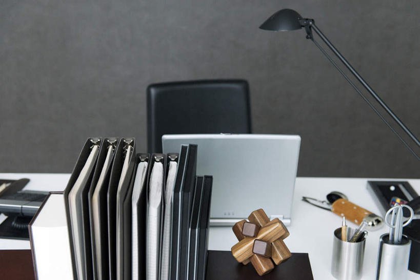 无人,办公室,横图,俯视,室内,白天,电脑,笔记本电脑,台灯,桌子,杯子,椅子,照明,一排,许多,整齐,网络,笔,材料,瓷器,档案,文件,眼镜,办公桌,木椅,墙,灯光,办公用品,咖啡杯,陶瓷制品,通讯设备,墙壁,墙面,灯,文具,排列,黑色,学习用品,资料,灯具,文具用品,照亮,无线,照明设备,队列,文档,瓷杯,通信设备,无线网络,近视眼镜,无线上网,便携式电脑,手提电脑,彩图,高角度拍摄