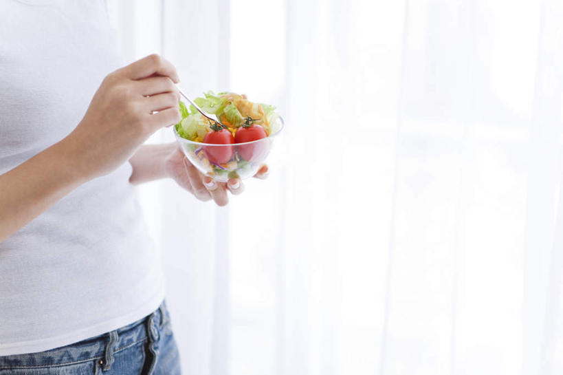 东方人,一个人,站,摸,横图,室内,白天,侧面,窗户,落地窗,蔬菜,西红柿,水果,亚洲,仅一个年轻女性,仅一个女性,仅一个人,抚摸,握,阴影,服装,光线,影子,勺子,墙,生菜,莴苣,蔬菜沙拉,沙拉,拿,拿着,休闲装,黄种人,色拉,沙律,玻璃窗,墙壁,墙面,一个,衣服,白色,阳光,调羹,汤匙,站着,休闲,休闲服,握着,服饰,有机食品,绿色食品,单个,色拉酱,千岛酱,春菜,鹅仔菜,莴仔菜,千金菜,叶用莴苣,年轻女性,女人,女性,亚洲人,樱桃番茄,圣女果,番茄,触摸,接触,站立,半身,彩图