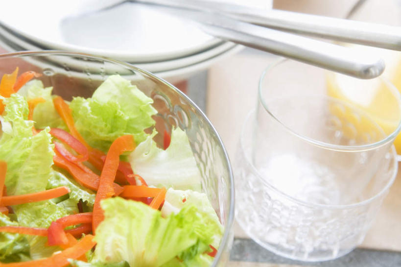 无人,横图,俯视,室内,白天,桌面,柠檬,萝卜,胡萝卜,蔬菜,杯子,餐具,水果,金属制品,阴影,新鲜,光线,金属,碟子,盘,影子,勺子,生菜,莴苣,生食,蔬菜沙拉,沙拉,食品,果实,色拉,沙律,玻璃制品,食物,一个,黄色,阳光,盘子,水杯,调羹,碟,汤匙,有机食品,绿色食品,单个,色拉酱,千岛酱,春菜,鹅仔菜,莴仔菜,千金菜,叶用莴苣,玻璃杯,进餐用具,烹调用具,益母果,柠果,红萝卜,甘荀,彩图,高角度拍摄