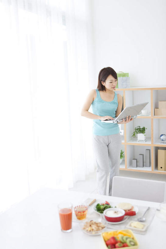 东方人,头发,一个人,客厅,站,捧,笑,微笑,露齿笑,竖图,俯视,室内,白天,电脑,笔记本电脑,植物,餐桌,窗户,落地窗,桌子,草莓,柑橘,浆果,猕猴桃,水果,亚洲,仅一个年轻女性,仅一个女性,仅一个人,敲打,握,阴影,服装,新鲜,光线,网络,盆栽,影子,墙,生食,食品,果实,盆景,拿,拿着,注视,休闲装,黄种人,输入,通讯设备,玻璃窗,墙壁,墙面,食物,衣服,红色,蓝色,绿色,黑色,阳光,自然,打字,低头,观察,看,站着,休闲,休闲服,握着,服饰,有机食品,绿色食品,生长,成长,餐台,观看,点击,敲击,察看,无线,起居室,关注,通信设备,无线网络,无线上网,便携式电脑,按键,手提电脑,年轻女性,女人,女性,亚洲人,长发,洋莓,水果皇后,奇异果,猕猴梨,橘子,桔子,红莓,地莓,橙子,橙,端,端着,捧着,手捧,站立,半身,彩图,高角度拍摄
