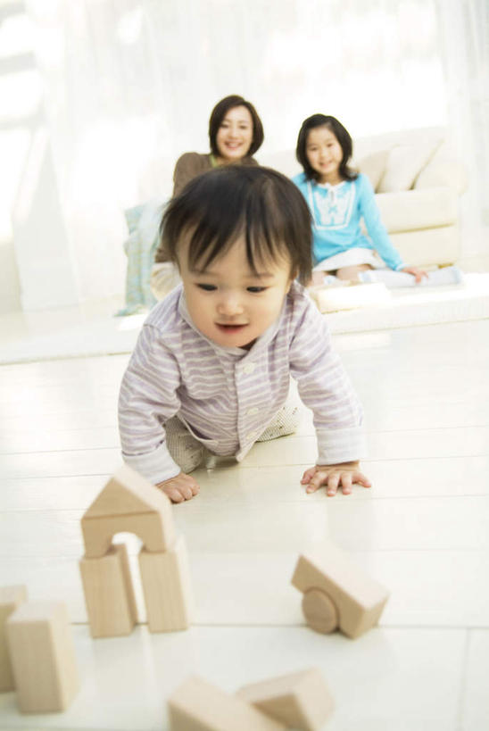 东方人,儿童,头发,三个人,家庭,母亲,女儿,客厅,坐,笑,微笑,露齿笑,竖图,室内,白天,正面,游戏,纯洁,智慧,沙发,玩具,亚洲,服装,木制,墙,玩,注视,休闲装,黄种人,娱乐,墙壁,墙面,小孩,衣服,蓝色,黑色,木制品,观察,看,靠,靠着,趴着,倚靠,休闲,温暖,温馨,母女,一家人,休闲服,积木,可爱,母爱,童年,童趣,益智,服饰,观看,活动,和睦,察看,起居室,倚着,思维,发泄,关注,消遣,智力,想象,布艺沙发,童真,烂漫,无邪,宣泄,天真,年轻女性,女孩,女人,女性,亚洲人,孩子,年轻人,长发,趴,玩耍,嬉戏,坐着,彩图,全身,融洽,女生