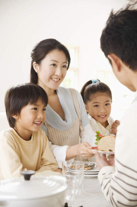 东方人,儿童,背部,头发,四个人,家庭,母亲,父亲,女儿,儿子,客厅,坐,笑,摸,微笑,露齿笑,竖图,室内,白天,正面,纯洁,桌子,餐具,亚洲,许多,撑,抚摸,服装,碟子,盘,办公桌,墙,注视,休闲装,黄种人,相视,墙壁,墙面,小孩,衣服,黄色,白色,黑色,盘子,碟,碗,观察,看,靠,靠着,倚靠,休闲,温暖,温馨,父子,母女,一家人,面对面,休闲服,父爱,可爱,母爱,童年,童趣,服饰,观看,对视,和睦,察看,起居室,撑着,倚着,关注,相对,童真,烂漫,无邪,相看,天真,男孩,男人,男性,年轻男性,年轻女性,女孩,女人,女性,亚洲人,孩子,进餐用具,烹调用具,触摸,接触,坐着,半身,彩图,融洽,男生,女生