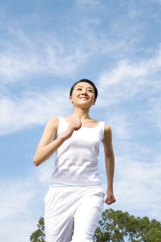 东方人,头发,一个人,站,跑,竖图,室外,白天,仰视,锻炼,旅游,度假,运动,草地,草坪,植物,亚洲,仅一个年轻女性,仅一个女性,仅一个人,阴影,服装,光线,影子,云,云朵,云彩,注视,休闲装,黄种人,娱乐,草,树,树木,衣服,蓝色,绿色,白色,黑色,白云,蓝天,天空,阳光,自然,天,观察,看,站着,享受,休闲,休闲服,放松,服饰,生长,成长,观看,察看,关注,体育,年轻女性,女人,女性,亚洲人,跑步,站立,半身,彩图,低角度拍摄,健身