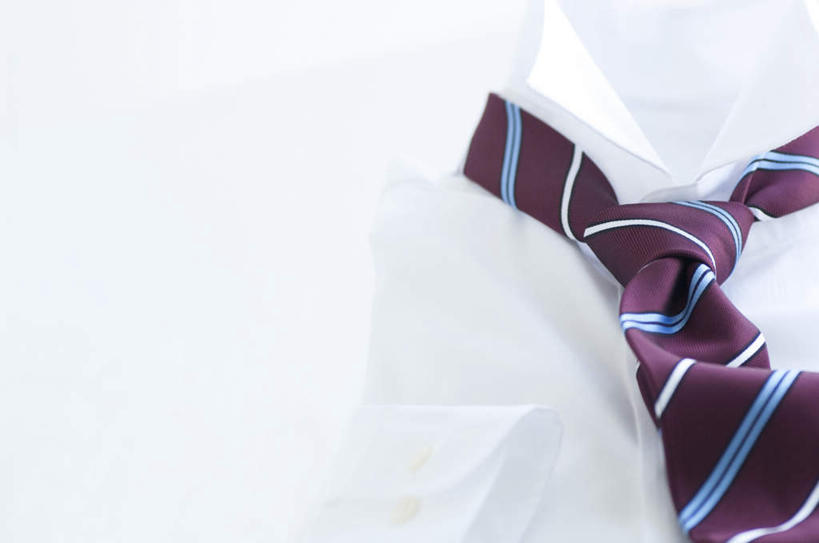 无人,横图,俯视,室内,特写,白天,白色背景,衬衫,西装,衣架,悬挂,阴影,条纹,套装,正装,光线,影子,领带,职业装,蓝色,白色,阳光,摄影,影棚,挂衣架,晾衣架,彩图,高角度拍摄,影棚拍摄,衬衣,拍摄