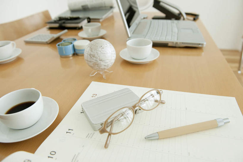 无人,横图,俯视,室内,特写,白天,电脑,笔记本电脑,仪器,海洋,桌面,桌子,静物,杯子,餐具,地图,椅子,一副,阴影,朦胧,模糊,光线,网格,网络,笔,材料,瓷器,档案,地球仪,碟子,盘,文件,线条,眼镜,影子,世界地图,办公桌,木椅,地球,陆地,办公用品,咖啡杯,陶瓷制品,全球,通讯设备,球,文具,一个,阳光,盘子,经纬线,模型,学习用品,资料,碟,球体,地理,国家,单个,文具用品,大陆,世界,无线,文档,瓷杯,通信设备,无线网络,纬线,版图,近视眼镜,经线,无线上网,便携式电脑,经纬仪,地理学,手提电脑,彩图,高角度拍摄,大洋,大洲