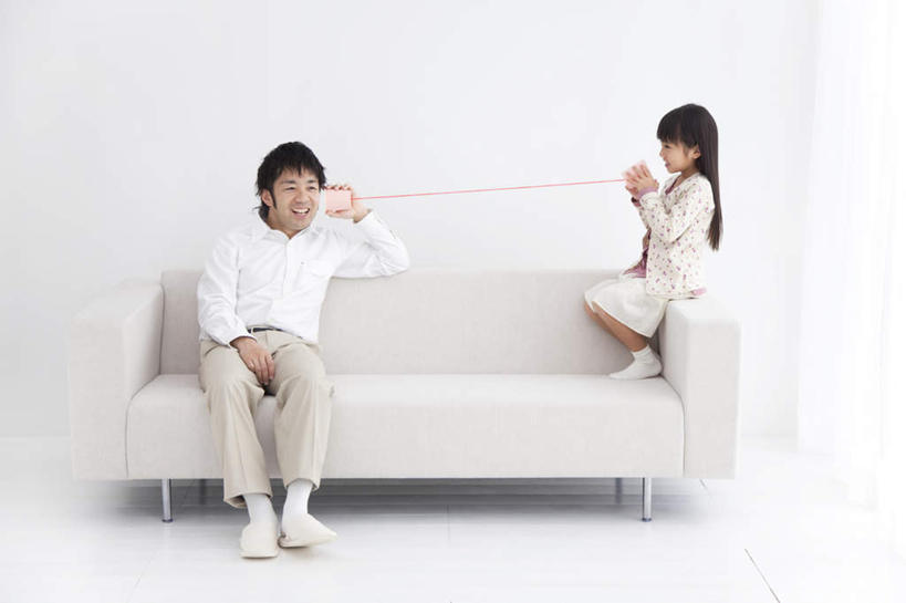 东方人,儿童,头发,两个人,家庭,父亲,女儿,客厅,坐,笑,说,微笑,露齿笑,横图,室内,白天,正面,讨论,纯洁,靠垫,沙发,亚洲,服装,墙,靠枕,听,注视,休闲装,黄种人,喇叭,墙壁,墙面,一个,小孩,衣服,白色,黑色,话筒,绳子,垫子,枕头,观察,看,靠,靠着,倚靠,休闲,温暖,温馨,父女,一家人,休闲服,父爱,可爱,童年,童趣,服饰,单个,观看,绳索,和睦,察看,起居室,倚着,关注,传声筒,布艺沙发,童真,烂漫,无邪,交流,天真,男人,男性,年轻男性,女孩,亚洲人,孩子,年轻人,沟通,讲话,交谈,商讨,说话,谈话,坐着,彩图,全身,融洽,女生