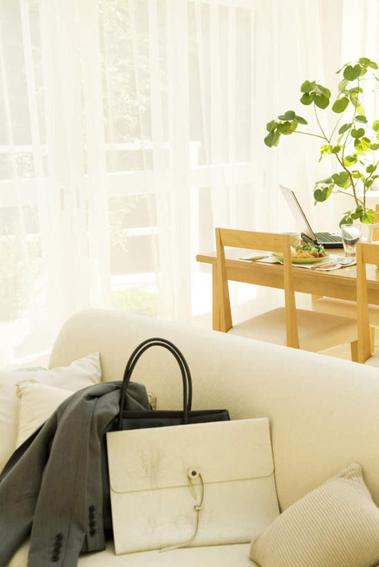 无人,客厅,竖图,室内,白天,正面,衬衫,旅游,度假,植物,餐桌,床,靠垫,桌子,椅子,阴影,光线,包,瓷砖,地砖,盆栽,皮包,影子,木椅,墙,躺椅,床单,靠枕,盆景,地面,娱乐,被子,墙壁,墙面,一个,绿色,黑色,阳光,自然,垫子,枕头,享受,休闲,放松,单人床,生长,单个,成长,餐台,单肩包,起居室,被单,彩图,衬衣