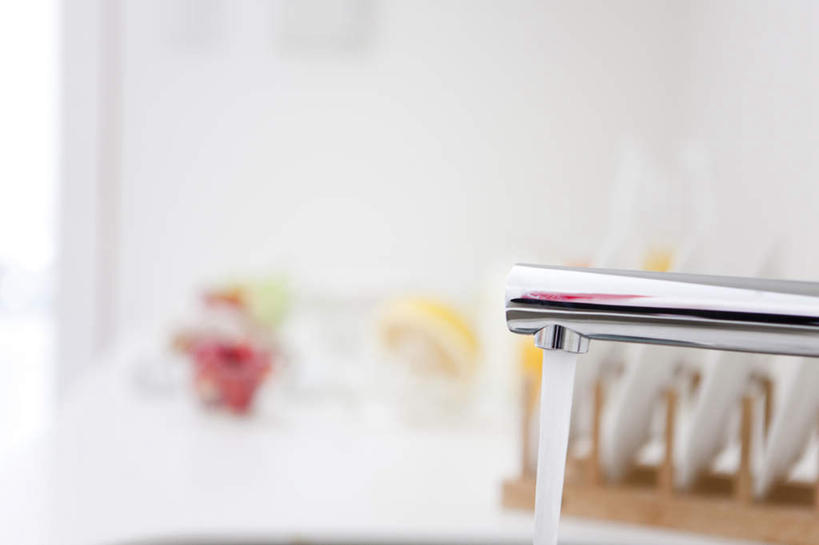 无人,横图,室内,特写,白天,正面,水,厨房,桌面,餐具,一排,许多,阴影,朦胧,模糊,整齐,光线,碟子,盘,水龙头,液体,影子,墙,水滴,墙壁,墙面,排列,一个,阳光,盘子,碟,流动,单个,队列,彩图,灶间