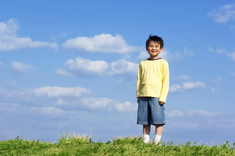 东方人,儿童,头发,一个人,站,笑,微笑,露齿笑,横图,室外,白天,正面,旅游,度假,纯洁,草地,草坪,植物,亚洲,仅一个男性,仅一个人,阴影,服装,裤子,光线,影子,云,云朵,云彩,注视,牛仔裤,休闲装,黄种人,娱乐,草,小孩,衣服,黄色,蓝色,绿色,黑色,白云,蓝天,天空,阳光,天,观察,看,站着,仅一个小孩,享受,休闲,休闲服,放松,可爱,童年,童趣,服饰,观看,察看,关注,童真,烂漫,无邪,天真,男孩,男人,男性,亚洲人,孩子,站立,彩图,全身,男生