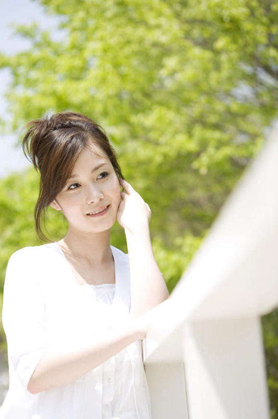 东方人,一个人,栏杆,站,笑,摸,打电话,微笑,露齿笑,竖图,室外,白天,正面,旅游,度假,草地,草坪,植物,电话,手机,亚洲,仅一个年轻女性,仅一个女性,仅一个人,撑,抚摸,阴影,服装,光线,影子,围栏,扭头,注视,休闲装,黄种人,娱乐,通讯设备,护栏,草,树,树木,衣服,蓝色,绿色,白色,蓝天,天空,阳光,自然,天,观察,看,站着,转头,享受,休闲,休闲服,放松,服饰,生长,成长,观看,察看,撑着,关注,一部,交流,年轻女性,女人,女性,亚洲人,触摸,沟通,接触,通话,站立,半身,彩图