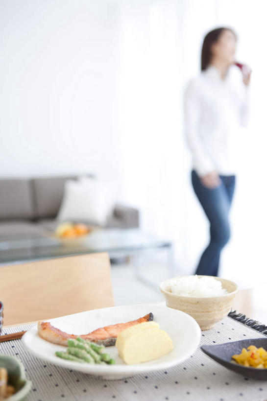 米饭,东方人,一个人,客厅,站,打电话,竖图,室内,白天,侧面,烹饪,餐桌,窗户,靠垫,落地窗,沙发,桌子,蔬菜,电话,手机,亚洲,仅一个年轻女性,仅一个女性,仅一个人,握,阴影,服装,朦胧,模糊,新鲜,光线,影子,墙,竹笋,肉,日本料理,料理,食品,靠枕,饭,拿,听,拿着,注视,休闲装,黄种人,通讯设备,笋,菜肴,美食,肉类,玻璃窗,墙壁,墙面,食物,衣服,白色,阳光,垫子,枕头,日式料理,观察,看,站着,休闲,日式,休闲服,握着,服饰,佳肴,有机食品,绿色食品,餐台,观看,五谷,察看,起居室,关注,肉食,布艺沙发,一部,一碗,交流,年轻女性,女人,女性,亚洲人,沟通,通话,站立,半身,彩图