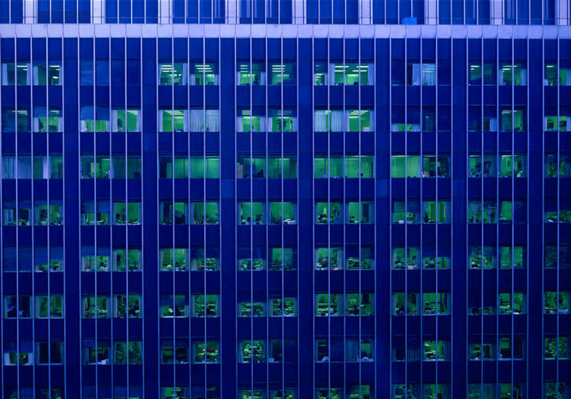 无人,高楼大厦,栏杆,横图,室外,夜晚,正面,旅游,度假,窗户,台灯,大厦,建筑,摩天大楼,照明,一排,许多,阴影,朦胧,模糊,整齐,反射,方格,影子,围栏,灯光,娱乐,护栏,玻璃窗,灯,排列,灯具,享受,休闲,放松,照亮,照明设备,队列,彩图,大楼,高层建筑,高楼,摩天楼