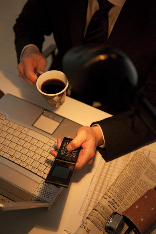 东方人,一个人,商务人士,商务男性,办公室,坐,摸,打电话,竖图,俯视,室内,白天,衬衫,电脑,笔记本电脑,地板,桌子,杯子,电话,手机,亚洲,仅一个男性,仅一个人,抚摸,敲打,握,套装,网络,瓷器,办公桌,咖啡杯,领带,陶瓷制品,地面,一杯,拿,拿着,黄种人,输入,通讯设备,木地板,仅一个年轻男性,打字,靠,靠着,倚靠,握着,点击,敲击,无线,倚着,瓷杯,通信设备,商务装,无线网络,无线上网,便携式电脑,工薪阶层,一部,交流,按键,手提电脑,男人,男性,年轻男性,亚洲人,白领,上班族,触摸,沟通,接触,通话,坐着,半身,彩图,高角度拍摄,衬衣