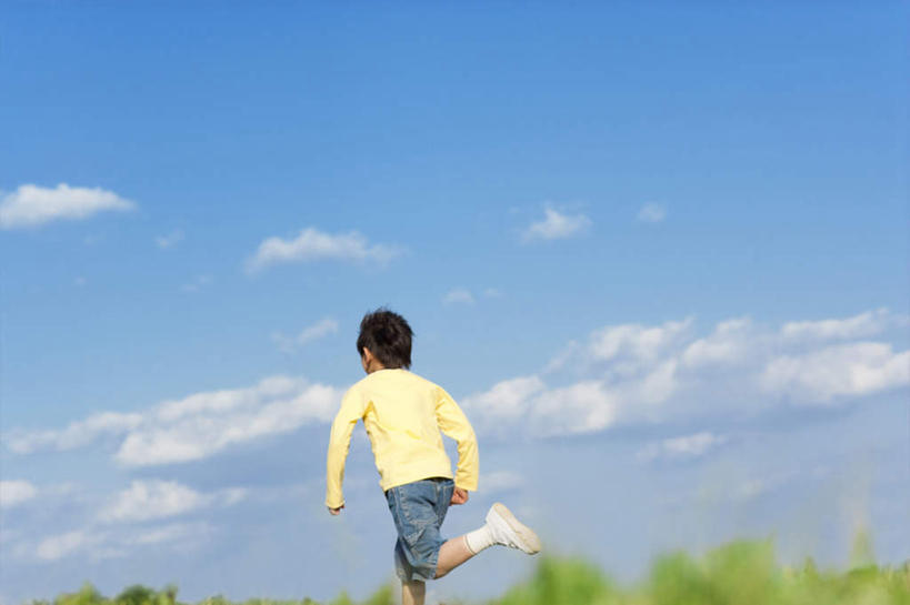 东方人,儿童,头发,一个人,站,跑,横图,室外,白天,锻炼,旅游,度假,纯洁,运动,草地,草坪,植物,亚洲,仅一个男性,仅一个人,阴影,服装,光线,影子,云,云朵,褐色,云彩,注视,休闲装,黄种人,娱乐,草,小孩,背面,衣服,黄色,蓝色,绿色,白云,蓝天,天空,阳光,天,观察,看,站着,仅一个小孩,享受,休闲,休闲服,放松,可爱,童年,童趣,服饰,观看,察看,关注,童真,烂漫,无邪,体育,天真,男孩,男人,男性,亚洲人,孩子,跑步,站立,半身,彩图,健身,男生