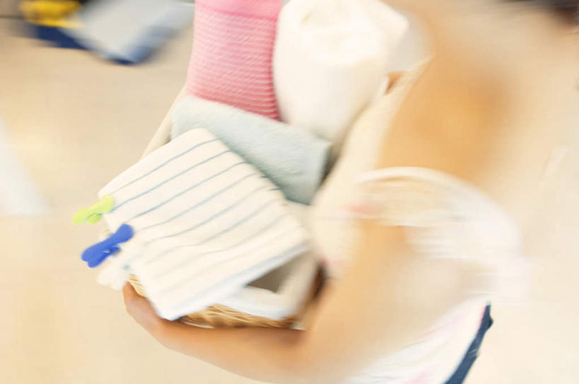 无人,横图,俯视,室内,白天,地板,一堆,一排,许多,阴影,堆叠,堆积,条纹,服装,朦胧,模糊,整齐,光线,篮子,影子,塑料,地面,休闲装,木地板,排列,一个,衣服,粉色,黄色,蓝色,绿色,白色,阳光,夹子,塑料制品,毛巾,休闲,休闲服,服饰,单个,堆,队列,衣夹,彩图,高角度拍摄