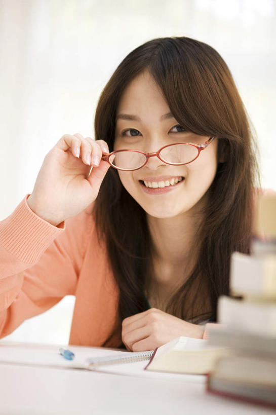东方人,头发,一个人,坐,笑,摸,微笑,露齿笑,竖图,室内,白天,正面,桌子,书籍,亚洲,仅一个年轻女性,仅一个女性,仅一个人,一堆,一副,许多,撑,抚摸,阴影,堆叠,堆积,服装,光线,笔,眼镜,影子,墙,办公用品,托腮,注视,休闲装,黄种人,书桌,墙壁,墙面,文具,衣服,粉色,黄色,阳光,课桌,学习用品,观察,看,托,休闲,休闲服,服饰,观看,堆,文具用品,察看,关注,托下巴,近视眼镜,年轻女性,女人,女性,亚洲人,长发,书,图书,触摸,接触,坐着,半身,彩图
