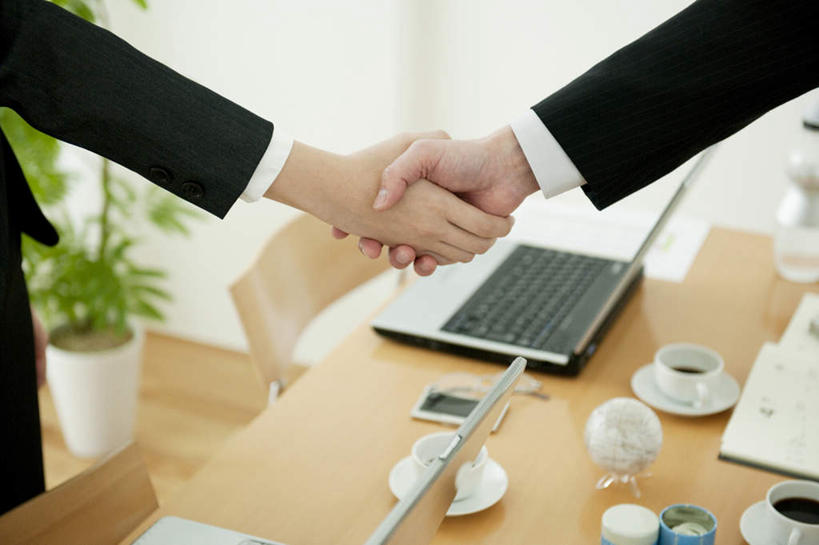 东方人,手,两个人,伙伴,朋友,商务人士,商务男性,办公室,握手,横图,俯视,室内,白天,衬衫,友谊,合作,团队,电脑,笔记本电脑,植物,餐桌,地板,桌子,杯子,餐具,亚洲,套装,网络,笔,材料,瓷器,档案,碟子,盘,盆栽,文件,墙,办公用品,咖啡杯,盆景,陶瓷制品,地面,黄种人,通讯设备,木地板,墙壁,墙面,文具,绿色,自然,盘子,学习用品,资料,碟,手部,战略,生长,成长,餐台,文具用品,无线,文档,瓷杯,通信设备,商务装,无线网络,无线上网,便携式电脑,工薪阶层,联合,合谋,配合,协作,手提电脑,男人,男性,年轻男性,年轻女性,女人,女性,亚洲人,白领,上班族,搀手,拉手,手搀手,手拉手,手牵手,手握手,半身,彩图,高角度拍摄,衬衣