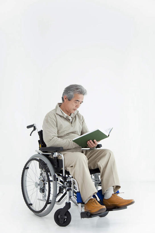 东方人,头发,一个人,病人,坐,笑,微笑,露齿笑,竖图,室内,白天,正面,阅读,报纸,书籍,亚洲,仅一个男性,仅一个人,一本,学习,服装,工具,注视,休闲装,黄种人,一个,衣服,白色,灰色,轮椅,打开,低头,复健,观察,看,靠,靠着,倚靠,仅一个老年男性,休闲,康复,休闲服,器械,浏览,服饰,单个,观看,察看,医疗设备,倚着,开启,关注,医疗器械,医疗工具,辅助设备,老年男性,男人,男性,亚洲人,患者,就医者,书,图书,坐着,彩图,全身