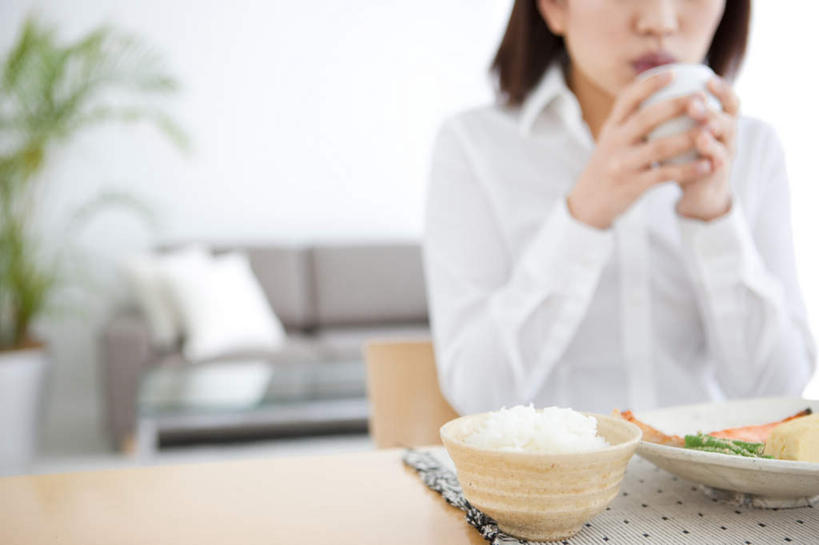 米饭,东方人,头发,一个人,客厅,坐,捧,摸,横图,室内,白天,正面,植物,靠垫,沙发,杯子,亚洲,仅一个年轻女性,仅一个女性,仅一个人,抚摸,握,服装,朦胧,模糊,盆栽,墙,肉,靠枕,盆景,饭,拿,拿着,休闲装,黄种人,肉类,墙壁,墙面,衣服,绿色,白色,黑色,自然,水杯,垫子,枕头,靠,靠着,倚靠,休闲,休闲服,握着,服饰,生长,成长,五谷,起居室,倚着,肉食,布艺沙发,一碗,年轻女性,女人,女性,亚洲人,茶杯,触摸,端,端着,接触,捧着,手捧,坐着,半身,彩图