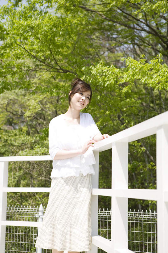 东方人,头发,一个人,栏杆,站,笑,摸,微笑,露齿笑,竖图,室外,白天,正面,裙子,旅游,度假,草地,草坪,植物,亚洲,仅一个年轻女性,仅一个女性,仅一个人,撑,抚摸,阴影,连衣裙,光线,影子,围栏,注视,黄种人,娱乐,护栏,草,树,树木,绿色,白色,黑色,阳光,自然,观察,看,站着,享受,休闲,放松,生长,成长,观看,察看,撑着,关注,年轻女性,女人,女性,亚洲人,触摸,接触,站立,半身,彩图