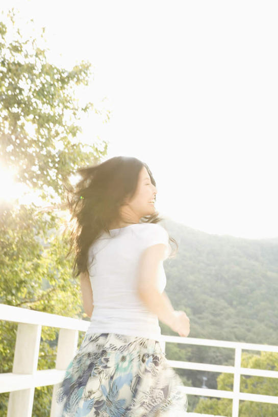 东方人,头发,一个人,栏杆,站,笑,摸,微笑,露齿笑,竖图,室外,白天,裙子,旅游,度假,草地,草坪,植物,亚洲,仅一个年轻女性,仅一个女性,仅一个人,撑,抚摸,阴影,服装,光线,影子,围栏,扭头,注视,休闲装,黄种人,娱乐,长裙,护栏,草,树,树木,背面,衣服,蓝色,绿色,白色,黑色,蓝天,天空,阳光,自然,天,观察,看,站着,转头,享受,休闲,休闲服,放松,服饰,生长,成长,观看,半身裙,察看,撑着,关注,年轻女性,女人,女性,亚洲人,长发,触摸,接触,站立,半身,彩图