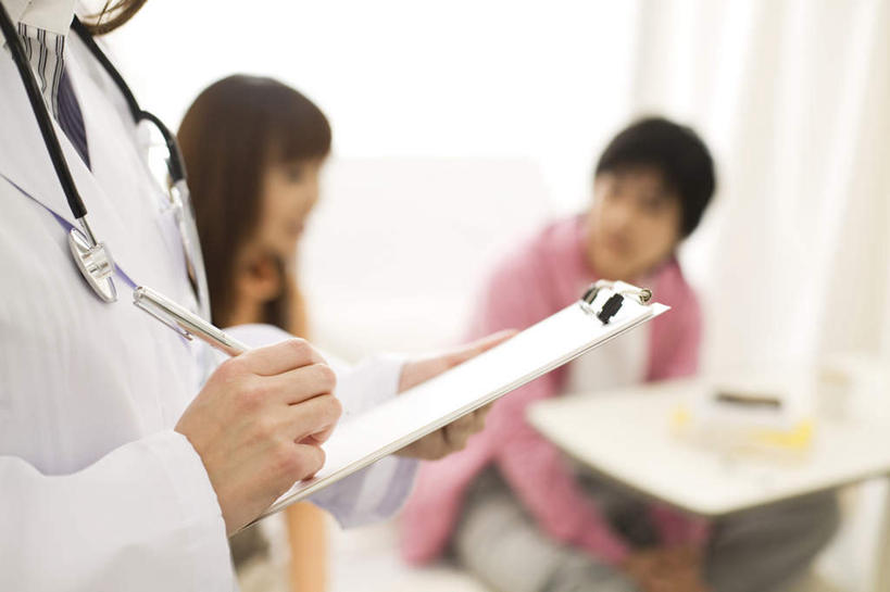 东方人,头发,三个人,家庭,夫妻,医生,医院,站,坐,捧,笑,微笑,露齿笑,横图,室内,白天,正面,爱情,餐桌,窗户,床,落地窗,桌子,亚洲,握,写,阴影,服装,朦胧,模糊,光线,笔,材料,档案,文件,影子,墙,办公用品,床单,浪漫,拿,拿着,扭头,注视,休闲装,黄种人,被子,玻璃窗,墙壁,墙面,文具,一个,衣服,粉色,黑色,阳光,听诊器,学习用品,资料,观察,记录,看,站着,转头,医护人员,医疗人员,休闲,温暖,温馨,一家人,休闲服,恩爱,握着,恋人,服饰,单人床,单个,餐台,观看,文具用品,和睦,察看,医疗设备,被单,白大褂,关注,文档,医疗机构,男人,男性,年轻男性,年轻女性,女人,女性,亚洲人,夫妇,情侣,大夫,端,端着,捧着,手捧,站立,坐着,半身,彩图,病院,诊所,伴侣,融洽