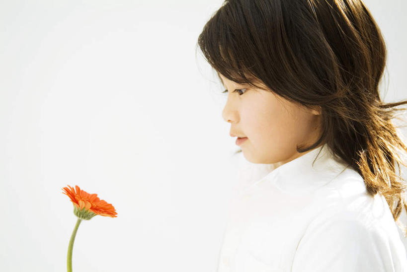 东方人,儿童,头发,一个人,站,捧,横图,室内,白天,白色背景,侧面,纯洁,亚洲,仅一个男性,仅一个人,握,阴影,服装,盛开,光线,影子,非洲雏菊,玛格丽特,拿,花蕾,拿着,注视,休闲装,黄种人,雏菊,花,花瓣,花朵,鲜花,一朵,小孩,衣服,黄色,白色,黑色,阳光,花苞,花蕊,低头,观察,看,站着,仅一个小孩,休闲,休闲服,菊花,可爱,童年,童趣,握着,摄影,服饰,影棚,观看,察看,关注,童真,烂漫,无邪,延命菊,幸福花,春菊,马兰头花,天真,男孩,男人,男性,亚洲人,孩子,长发,端,端着,捧着,手捧,站立,半身,彩图,影棚拍摄,拍摄,男生