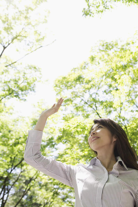 东方人,头发,一个人,商务人士,商务女性,站,笑,微笑,露齿笑,竖图,室外,白天,仰视,旅游,度假,植物,叶子,亚洲,仅一个年轻女性,仅一个女性,仅一个人,阴影,套装,光线,影子,绿叶,注视,黄种人,娱乐,树,树木,蓝色,绿色,黑色,蓝天,天空,阳光,自然,天,观察,看,站着,享受,休闲,嫩叶,放松,遮,遮掩,生长,成长,观看,察看,掩盖,遮挡,关注,商务装,工薪阶层,遮盖,掩饰,年轻女性,女人,女性,亚洲人,白领,上班族,叶,叶片,抬头,仰头,站立,半身,彩图,低角度拍摄