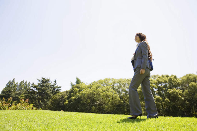 东方人,头发,一个人,商务人士,商务女性,站,走,横图,室外,白天,侧面,衬衫,旅游,度假,草地,草坪,植物,亚洲,仅一个年轻女性,仅一个女性,仅一个人,阴影,套装,光线,包,皮包,影子,扭头,注视,黄种人,娱乐,草,树,树木,一个,蓝色,绿色,黑色,蓝天,天空,阳光,自然,天,观察,看,站着,转头,享受,休闲,放松,生长,单个,成长,观看,单肩包,察看,关注,商务装,工薪阶层,年轻女性,女人,女性,亚洲人,长发,白领,上班族,步行,散步,站立,走路,彩图,全身,衬衣