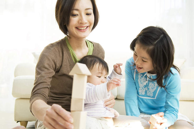 东方人,儿童,头发,三个人,家庭,母亲,女儿,客厅,坐,伸展双臂,抱,笑,微笑,露齿笑,横图,室内,白天,正面,游戏,纯洁,智慧,沙发,玩具,亚洲,许多,服装,墙,玩,注视,休闲装,黄种人,娱乐,墙壁,墙面,小孩,衣服,蓝色,黑色,观察,看,休闲,温暖,温馨,母女,一家人,休闲服,积木,可爱,母爱,童年,童趣,益智,服饰,抱着,观看,活动,和睦,察看,起居室,搂着,思维,发泄,关注,消遣,智力,想象,布艺沙发,童真,烂漫,无邪,宣泄,天真,年轻女性,女孩,女人,女性,亚洲人,孩子,年轻人,长发,敞开双臂,怀抱,搂,搂抱,伸开双臂,玩耍,嬉戏,相抱,拥抱,展开双肩,张开手臂,张开双臂,坐着,半身,彩图,融洽,女生