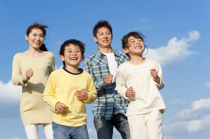 东方人,儿童,头发,四个人,家庭,夫妻,母亲,父亲,女儿,儿子,站,跑,横图,室外,白天,正面,爱情,锻炼,旅游,度假,纯洁,运动,亚洲,阴影,服装,光线,影子,云,云朵,浪漫,云彩,注视,休闲装,黄种人,娱乐,小孩,衣服,黄色,蓝色,白色,黑色,白云,蓝天,天空,阳光,天,观察,看,站着,享受,休闲,温暖,温馨,父子,母女,一家人,休闲服,恩爱,放松,父爱,可爱,母爱,童年,童趣,抬手,恋人,服饰,观看,和睦,察看,关注,童真,烂漫,无邪,体育,天真,男孩,男人,男性,年轻男性,年轻女性,女孩,女人,女性,亚洲人,孩子,夫妇,情侣,跑步,站立,半身,彩图,健身,伴侣,融洽,男生,女生