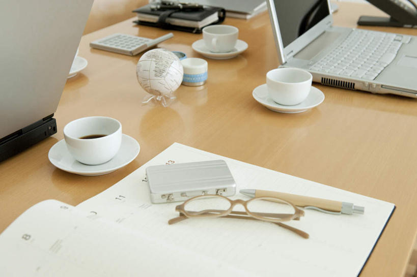 无人,打电话,横图,俯视,室内,白天,电脑,笔记本电脑,仪器,海洋,桌子,杯子,地图,电话,手机,阴影,朦胧,模糊,光线,网格,网络,笔,瓷器,地球仪,线条,影子,世界地图,办公桌,地球,陆地,办公用品,记事本,咖啡杯,陶瓷制品,全球,通讯设备,球,文具,阳光,本子,笔记本,经纬线,模型,学习用品,球体,地理,国家,文具用品,大陆,世界,无线,瓷杯,通信设备,无线网络,纬线,版图,经线,无线上网,便携式电脑,经纬仪,地理学,交流,手提电脑,沟通,通话,彩图,高角度拍摄,大洋,大洲